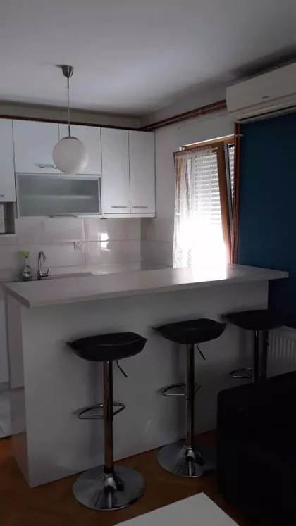 Crveni Pevac | 4zida.rs