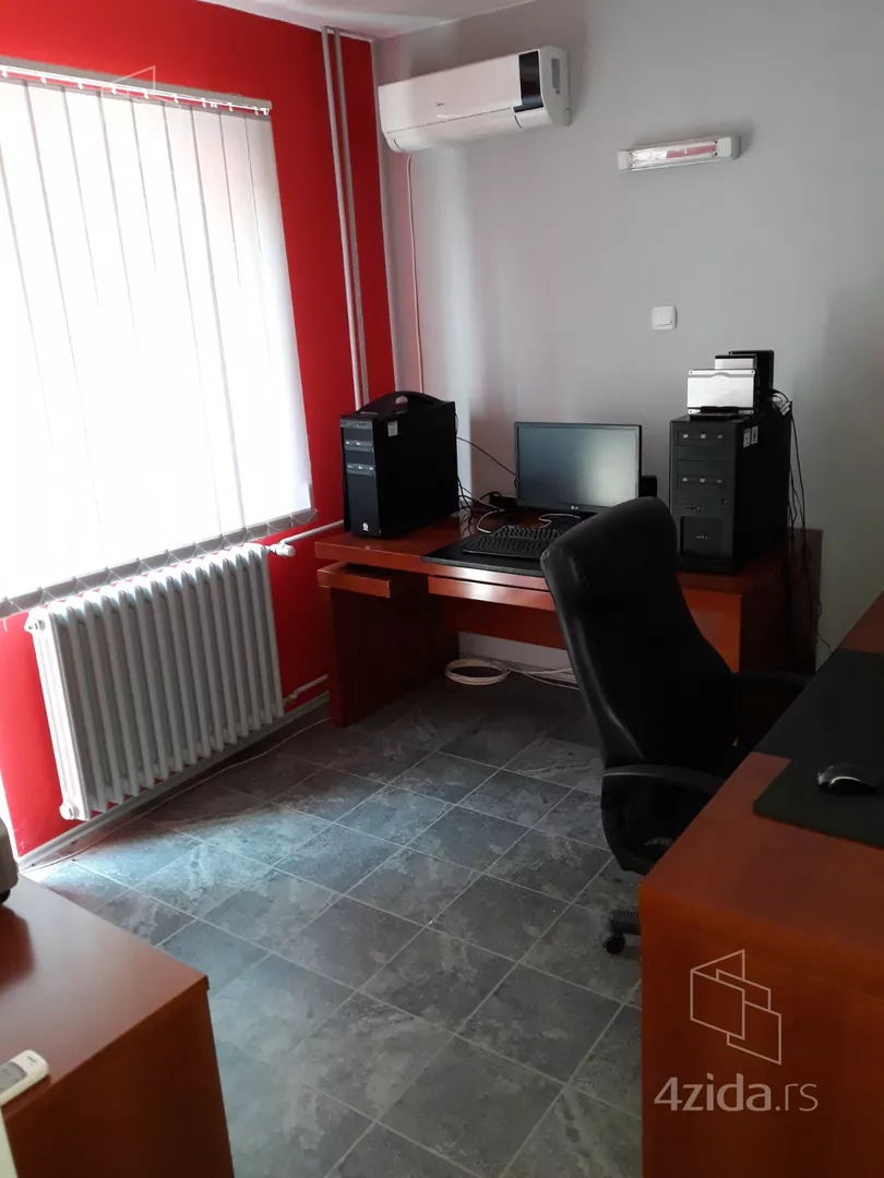 Poslovna zgrada | 4zida