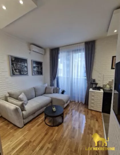 TRG GALERIJA | 4zida.rs