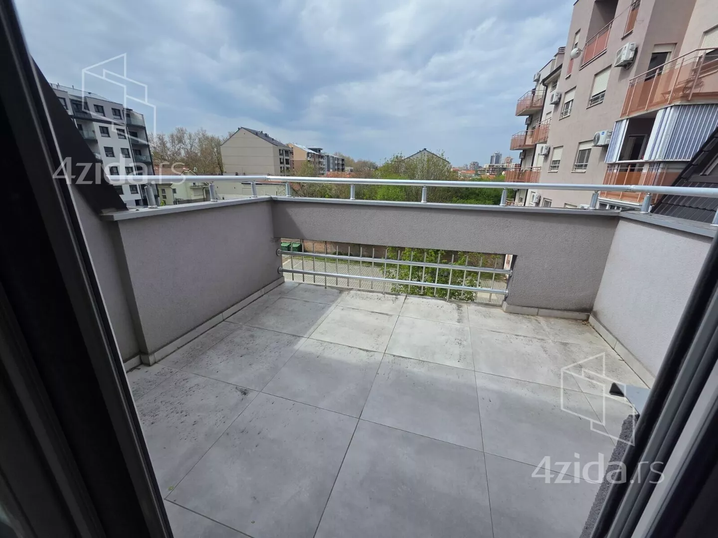 Troiposoban stan | 4zida