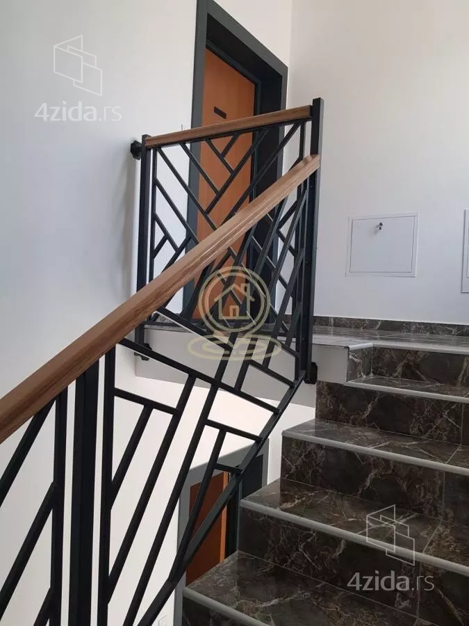 Poslovna zgrada | 4zida