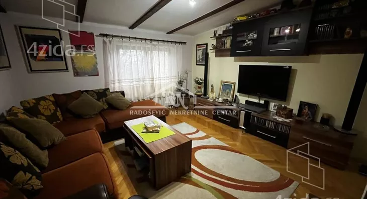 Šestosoban stan | 4zida