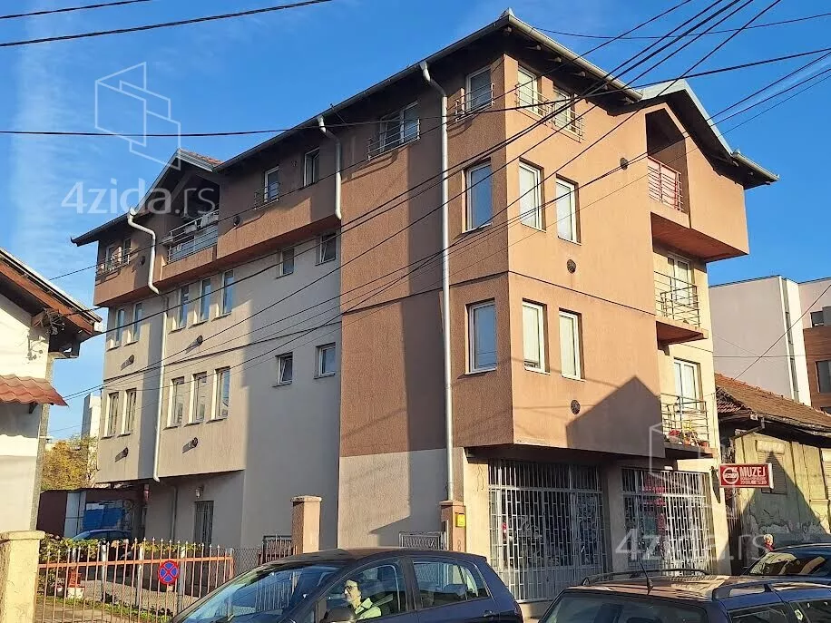 Poslovna zgrada | 4zida