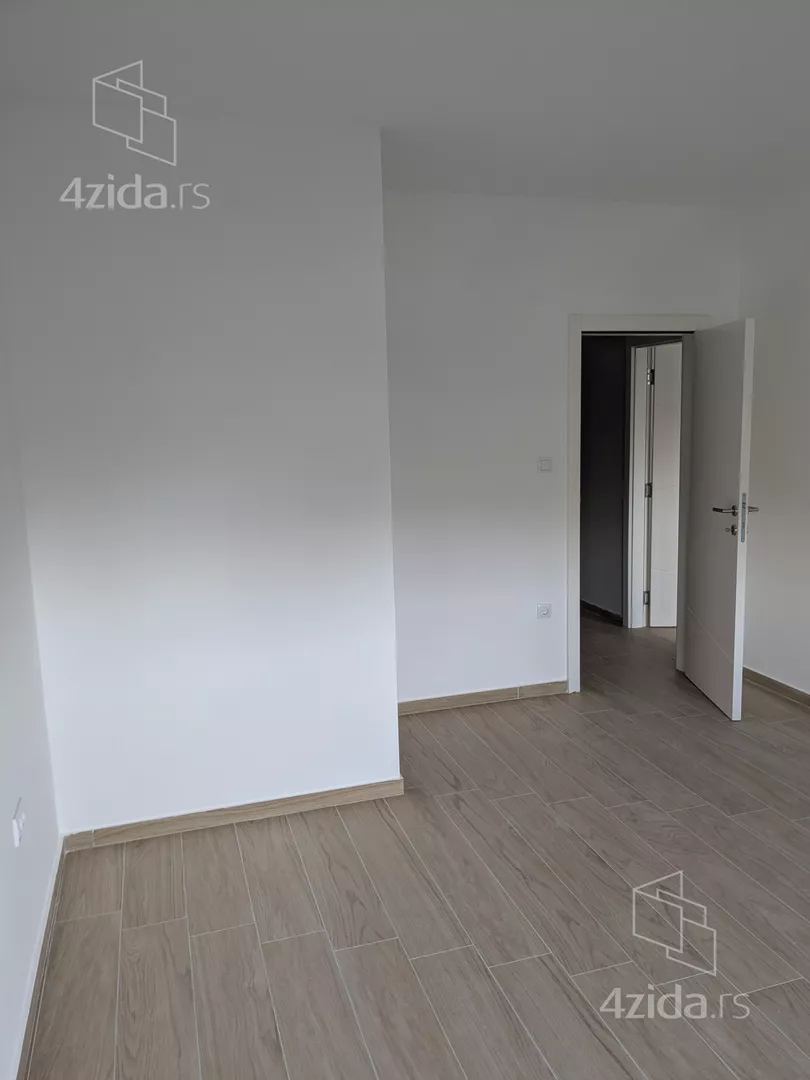 Šestoiposoban stan | 4zida