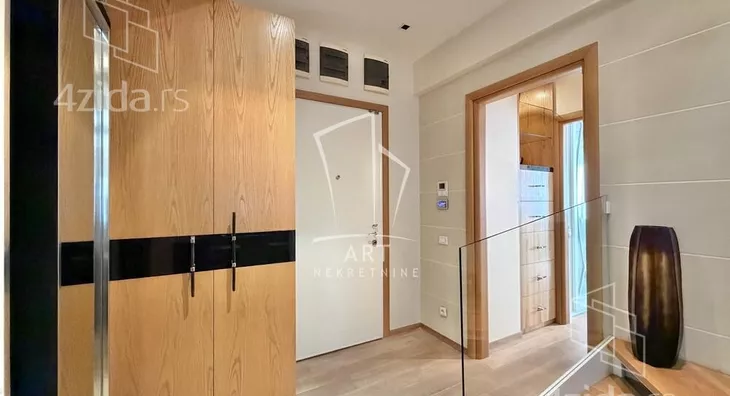 Šestoiposoban stan | 4zida