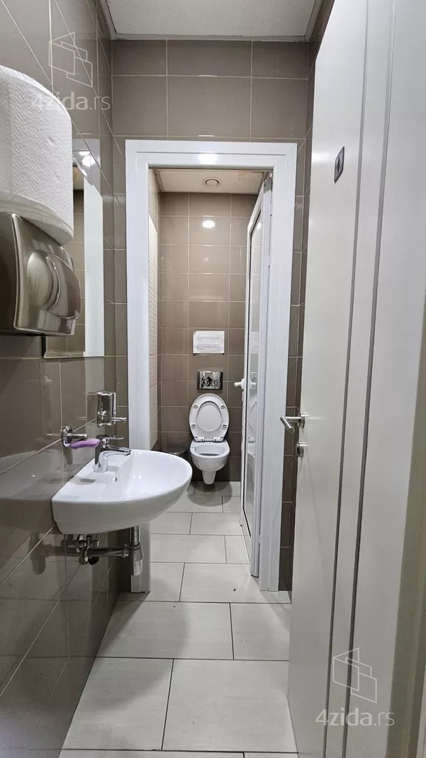 Poslovna zgrada | 4zida