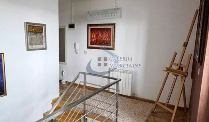 Četvoroiposoban stan | 4zida