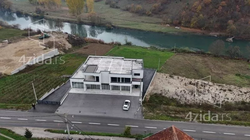 Poslovna zgrada | 4zida