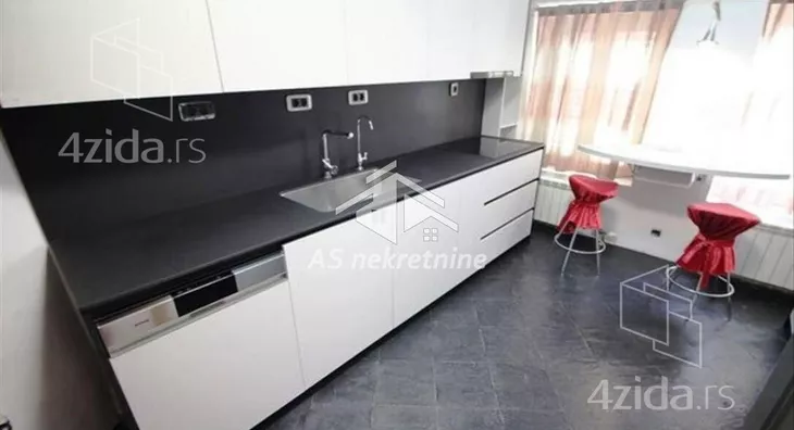 Četvoroiposoban stan | 4zida