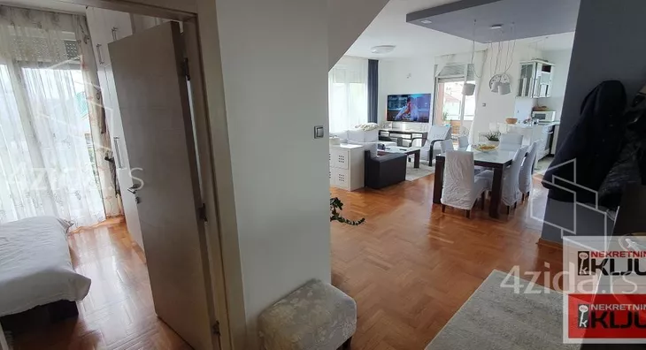 Šestosoban stan | 4zida