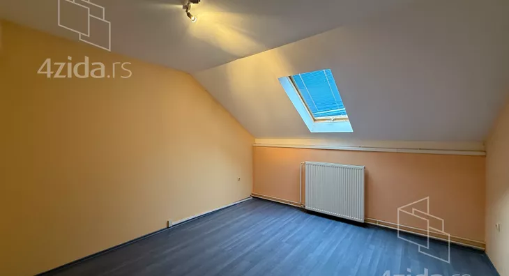 Poslovna zgrada | 4zida