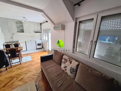 Crveni Pevac | 4zida.rs