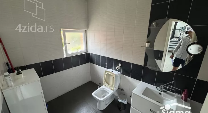 Poslovna zgrada | 4zida