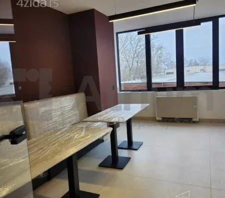 Poslovna zgrada | 4zida