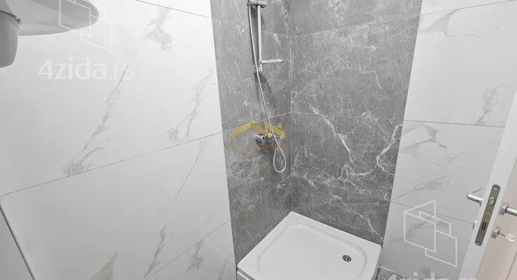 Šestosoban stan | 4zida