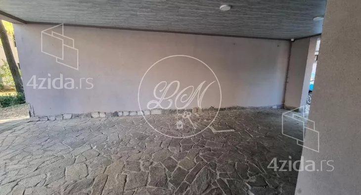 Šestoiposoban stan | 4zida