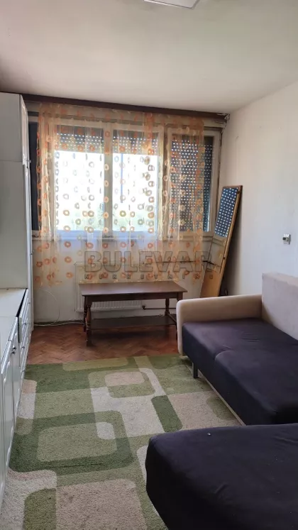 Crvene zastave | 4zida.rs