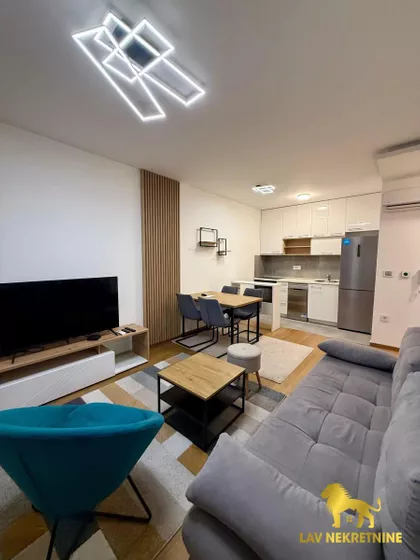 LAZE NANČIĆA | 4zida.rs