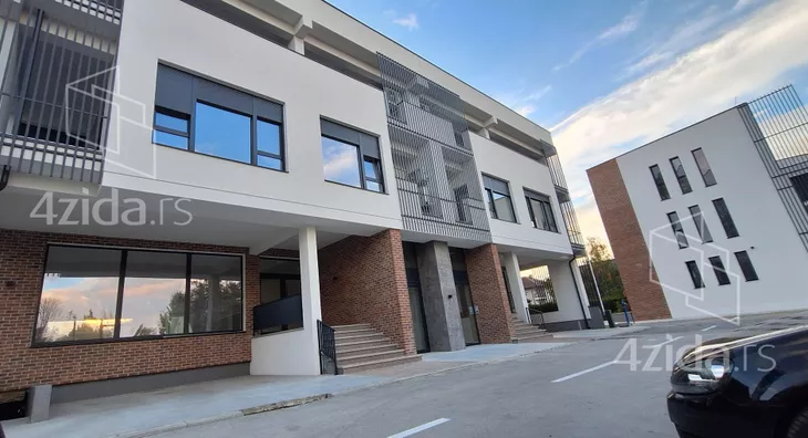 Poslovna zgrada | 4zida