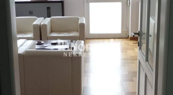 Poslovna zgrada | 4zida