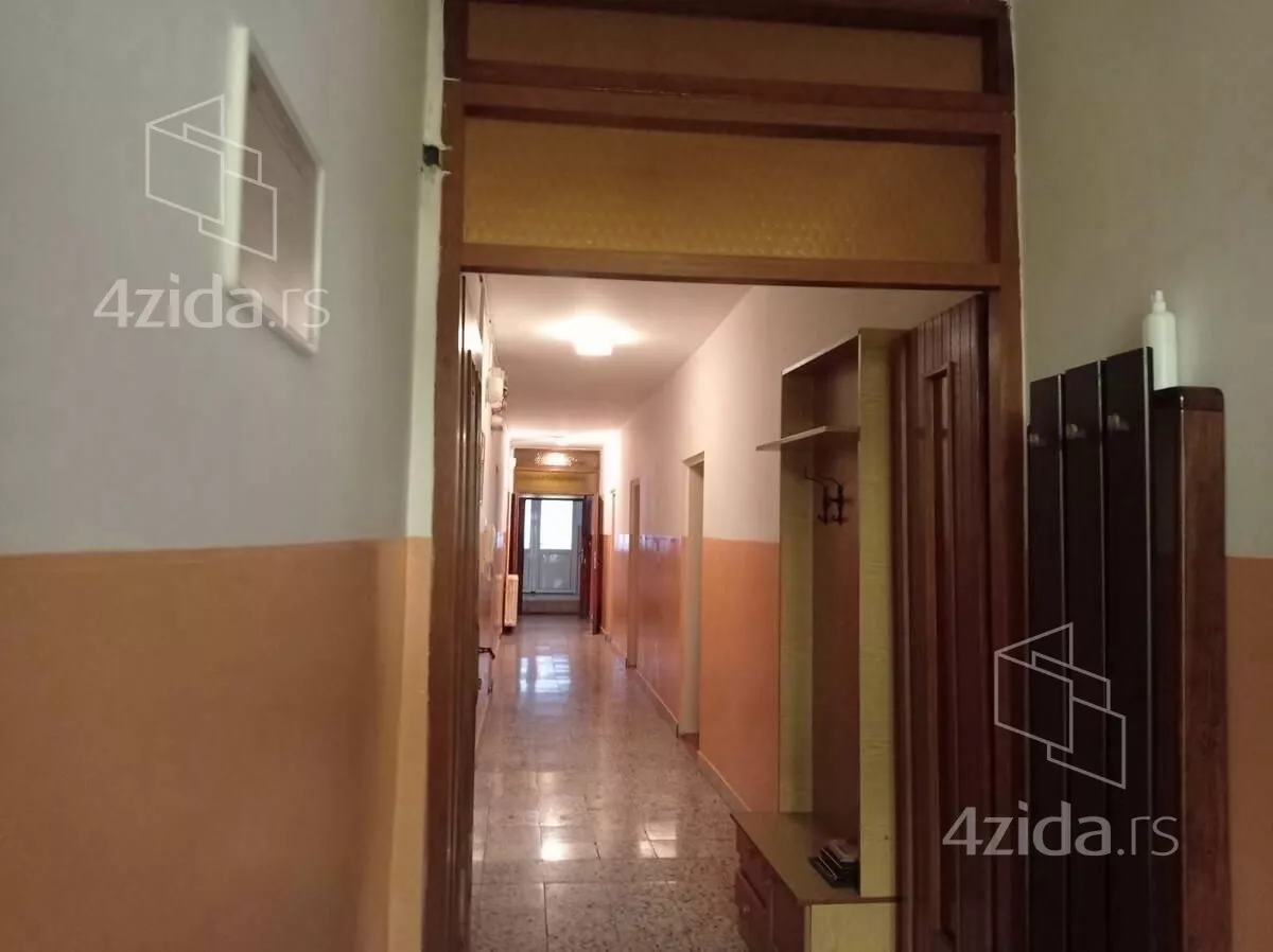 Poslovna zgrada | 4zida