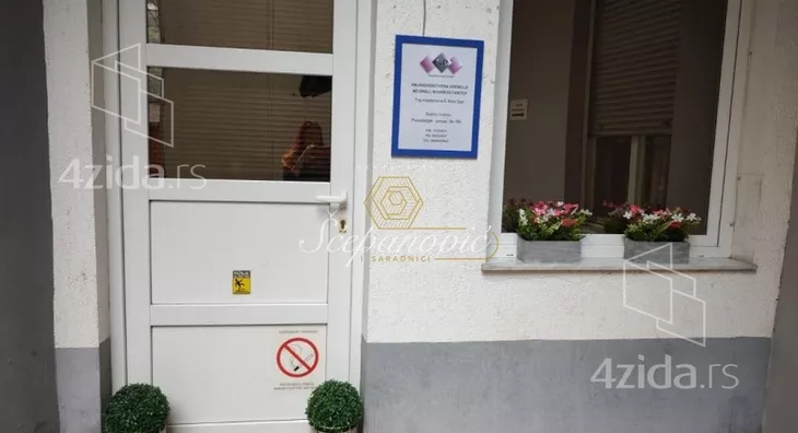 Poslovna zgrada | 4zida