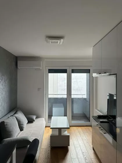 Lasla Gala | 4zida.rs