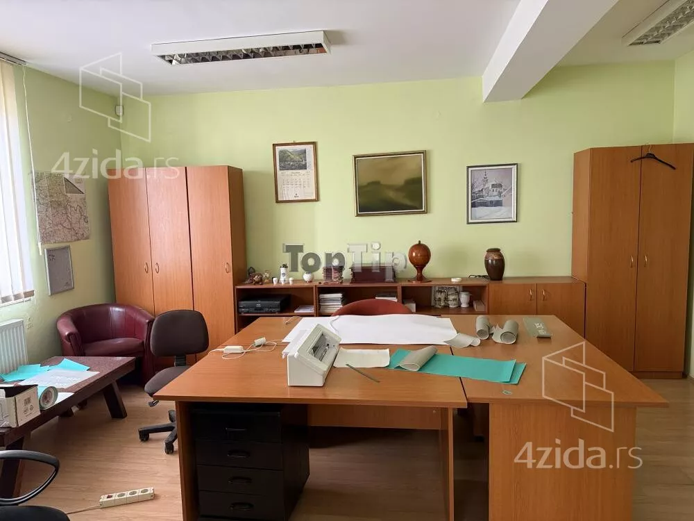 Poslovna zgrada | 4zida