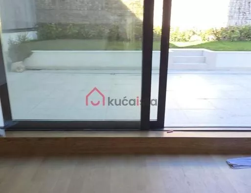 Četvoroiposoban stan | 4zida