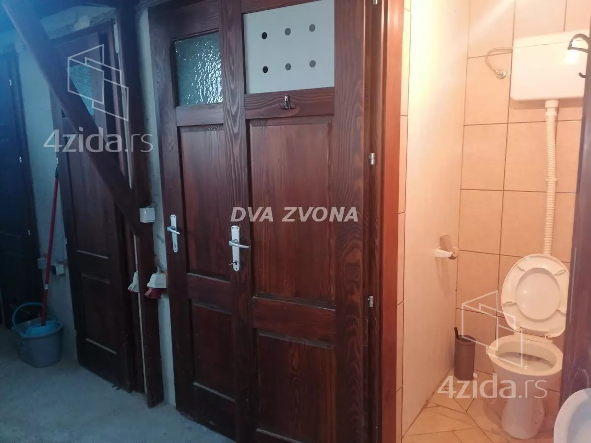 Poslovna zgrada | 4zida