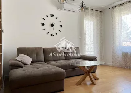 Vukov Spomenik | 4zida.rs