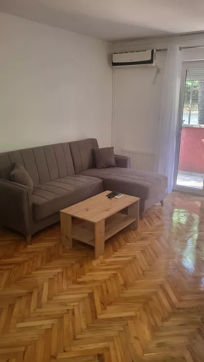 Vladana Desnice 9 | 4zida.rs