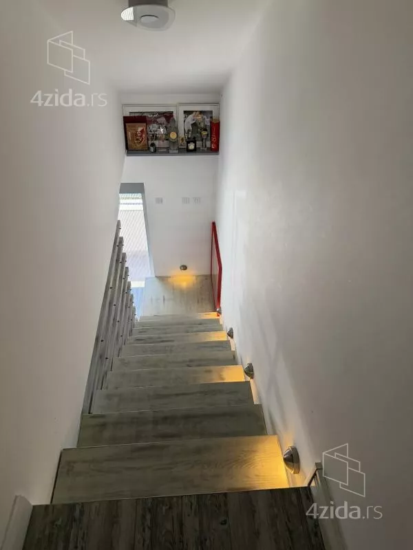 Šestosoban stan | 4zida