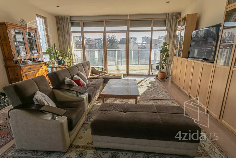 Šestosoban stan | 4zida