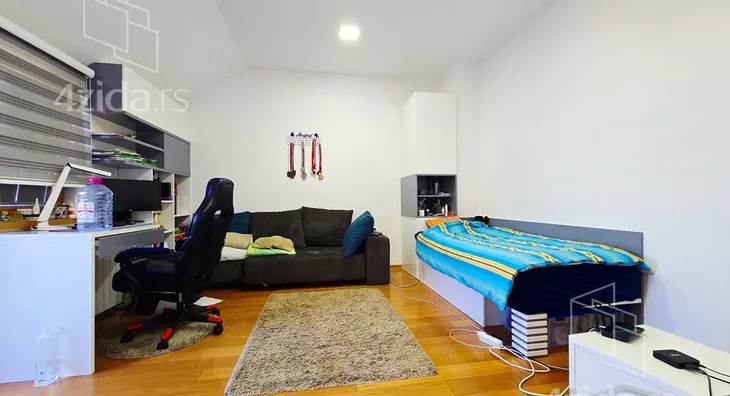 Sedmosoban stan | 4zida