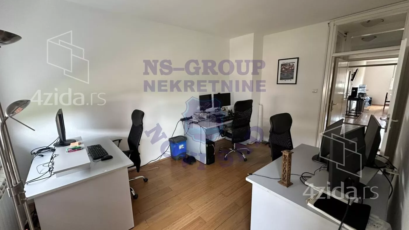 Četvoroiposoban stan | 4zida