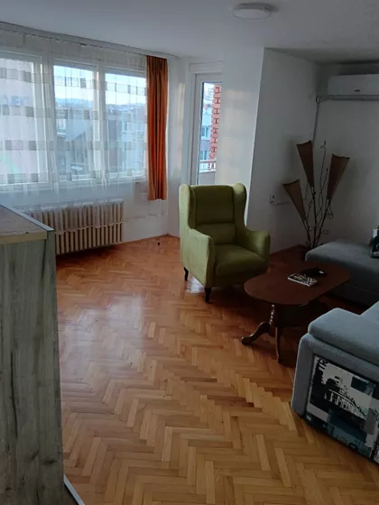 Crveni Pevac | 4zida.rs