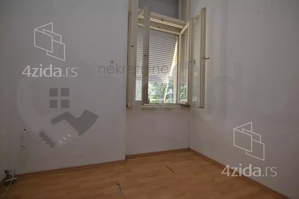 Šestoiposoban stan | 4zida