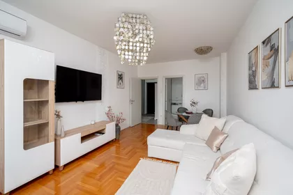 Huga Badalića 5 | 4zida.rs