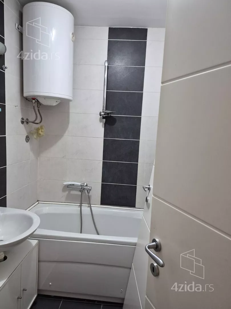 Četvoroiposoban stan | 4zida