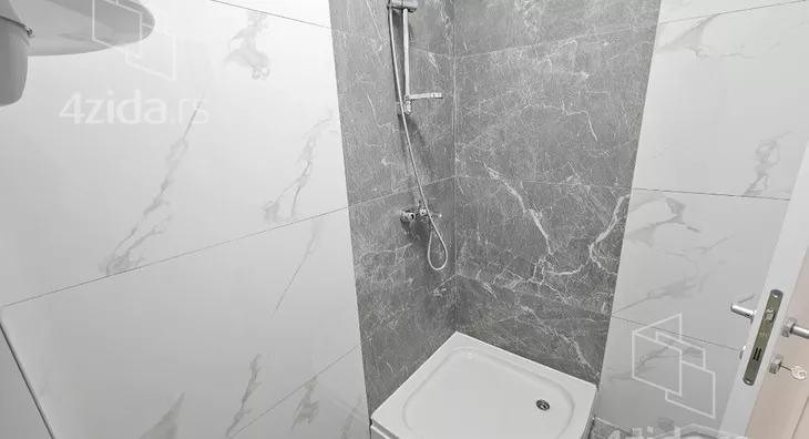 Šestoiposoban stan | 4zida