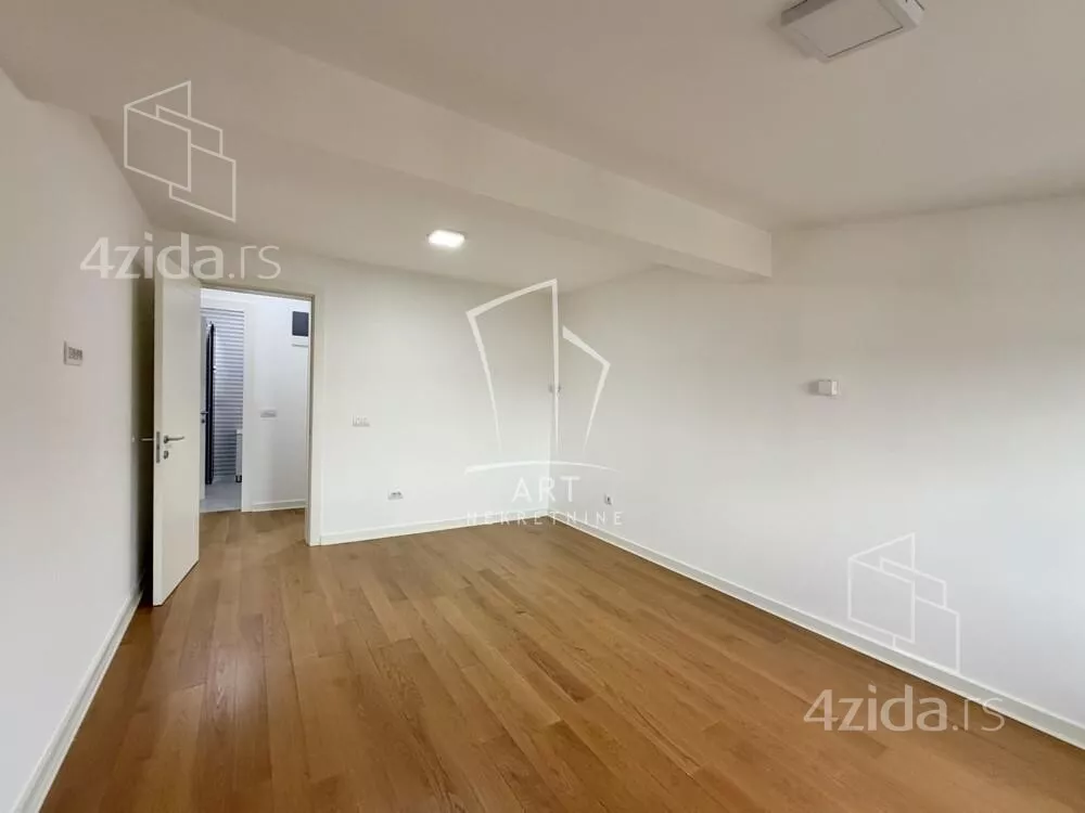 Šestoiposoban stan | 4zida