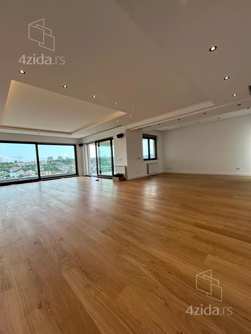 Šestoiposoban stan | 4zida