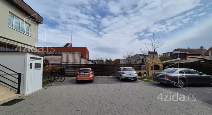 Poslovna zgrada | 4zida