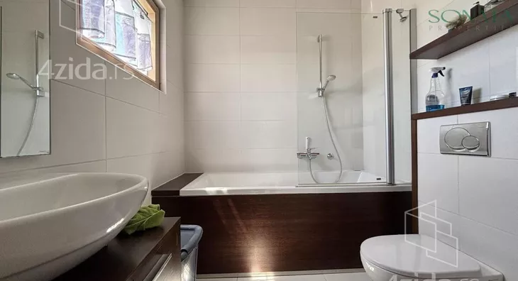 Šestosoban stan | 4zida