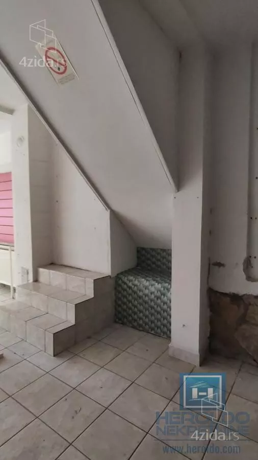 Poslovna zgrada | 4zida