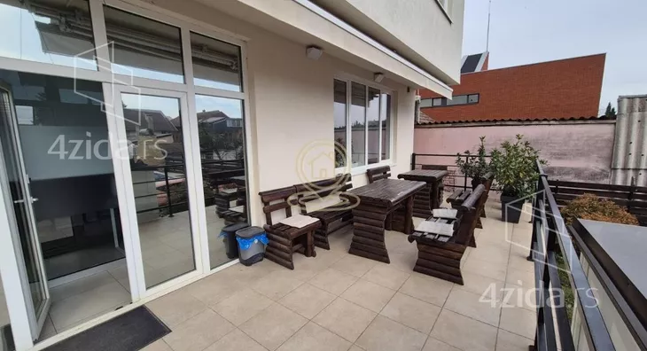 Poslovna zgrada | 4zida