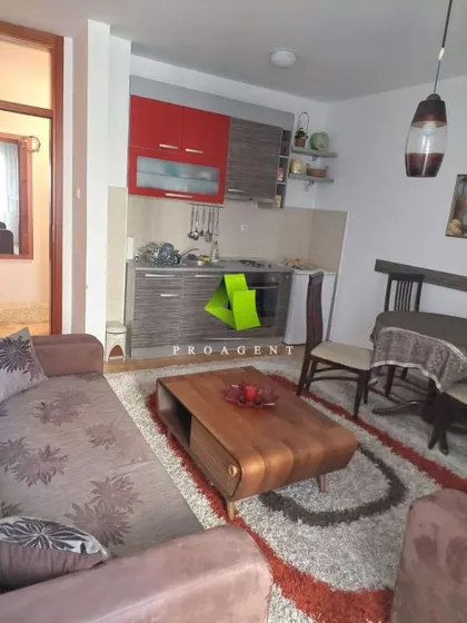 Crveni Pevac | 4zida.rs