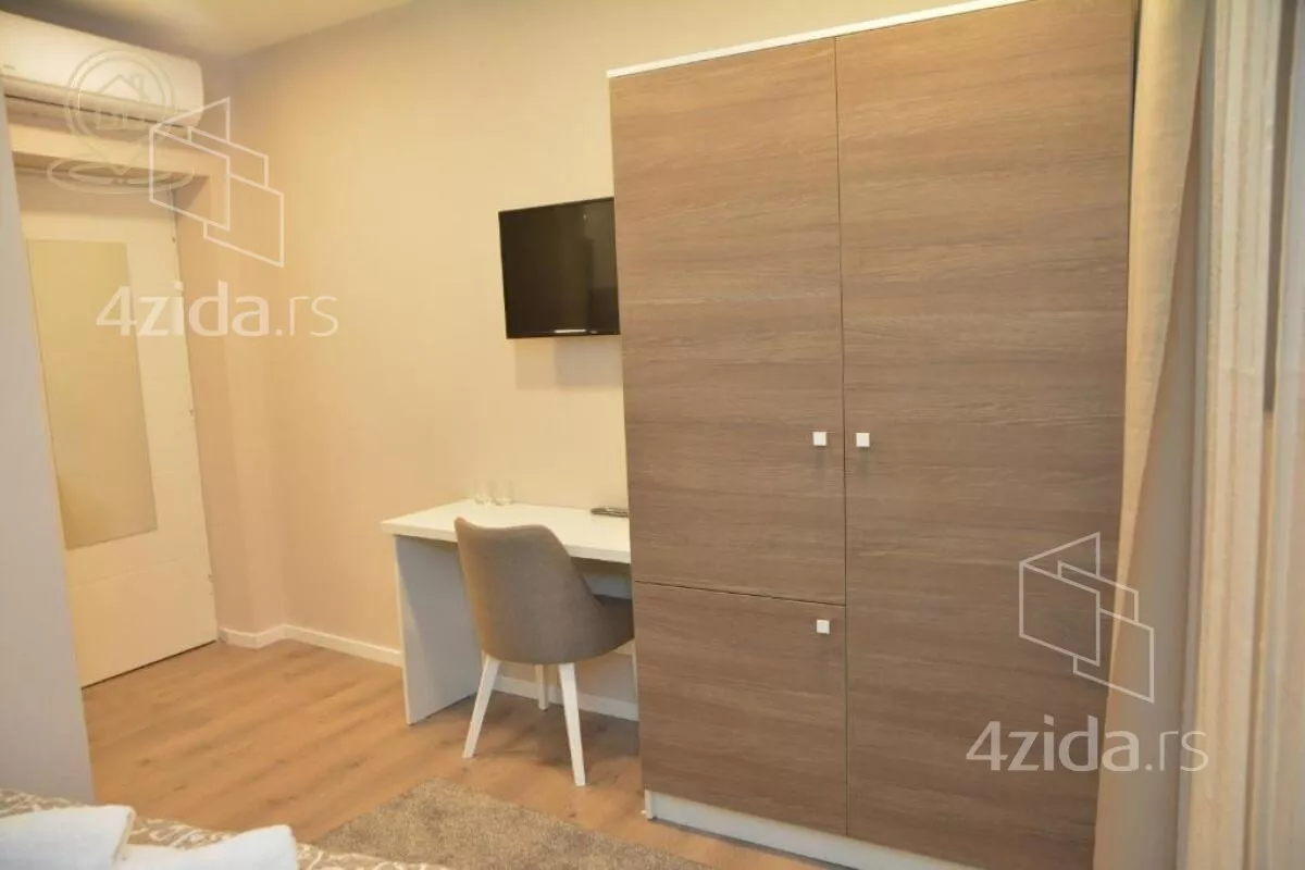 Poslovna zgrada | 4zida