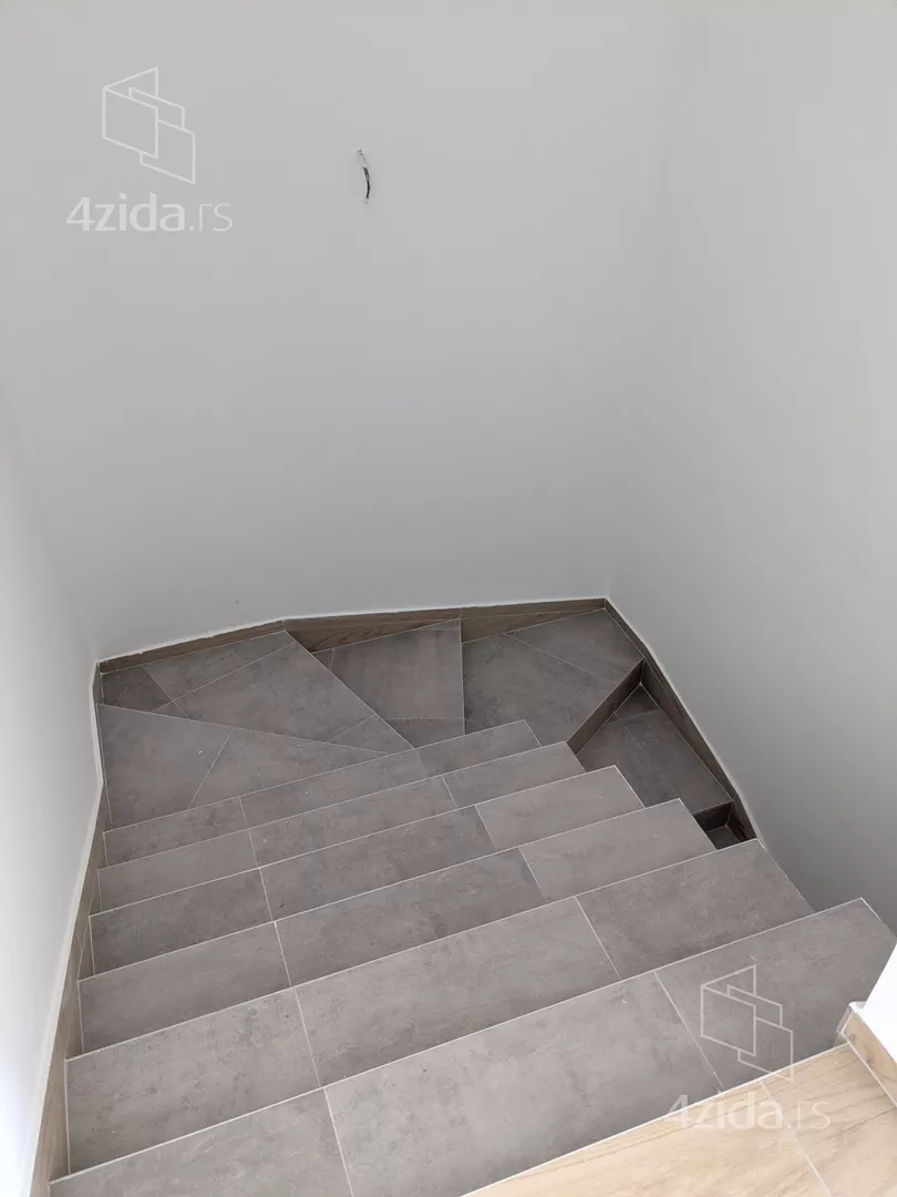 Šestoiposoban stan | 4zida